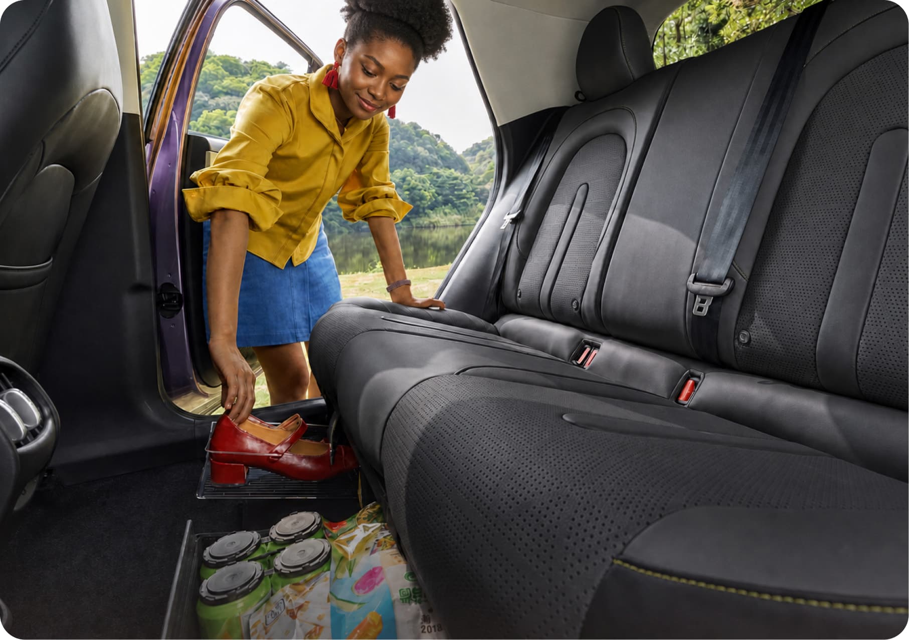 Under-seat storage drawers in the Chery Q rear cabin