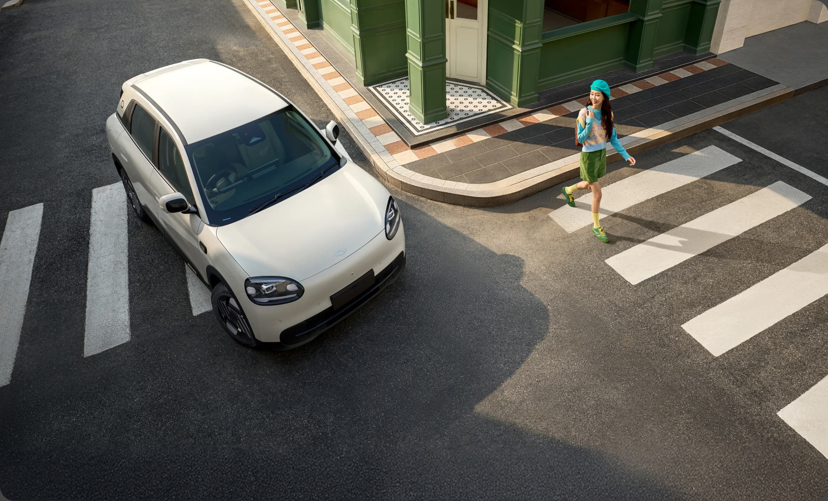 Chery Q turning at an urban street corner